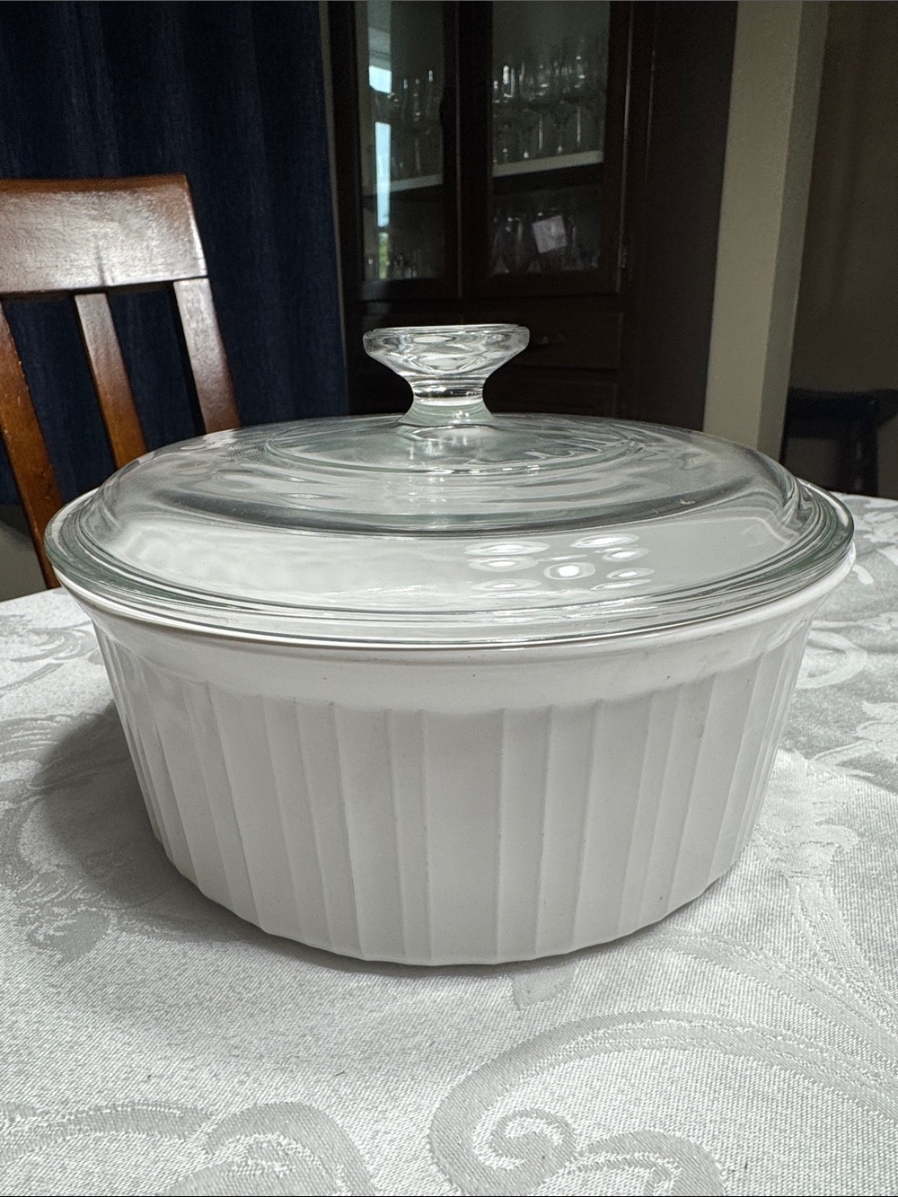 Corning ware French White 2.5 liter casserole w/lid.